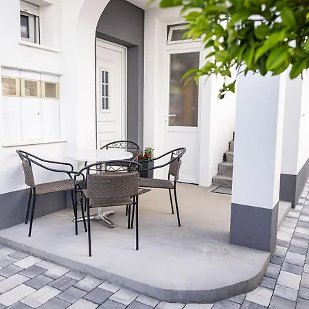 Veronika * Τρογκίρ