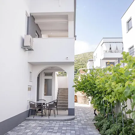 Veronika Apartment *